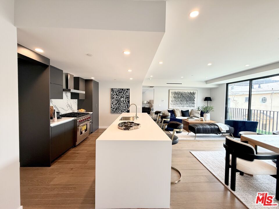 Property Photo: 1017 N Croft Ave, Unit 203 CA 90069