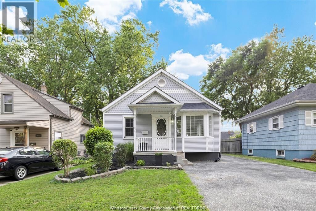 Property Photo:  911 Jefferson Boulevard  ON N8N 4B2 