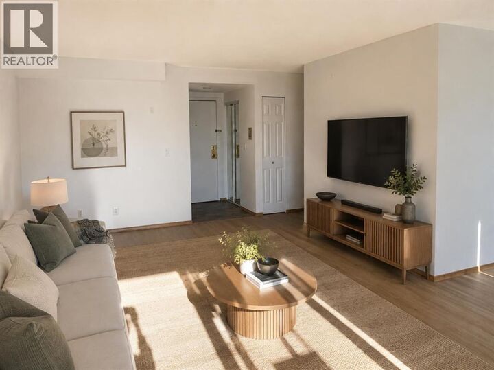 Property Photo:  1113 37 Street Southwest  AB T3C 1S5 
