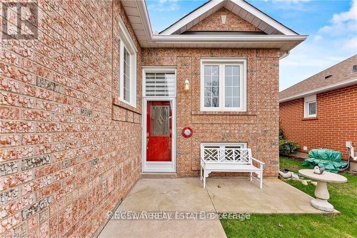 Property Photo:  11 Jackson Court West  ON L3C 7G2 