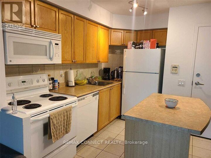 Property Photo:  30 Harrison Garden Boulevard 511  ON M2N 7A9 