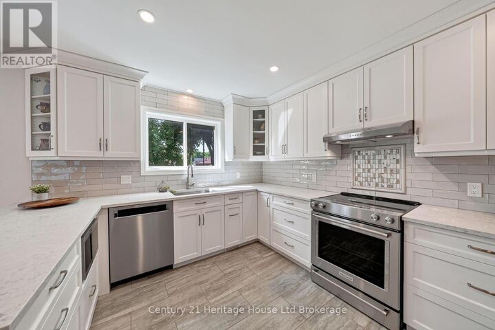 Property Photo:  812 Hughson Street  ON N4S 4P7 