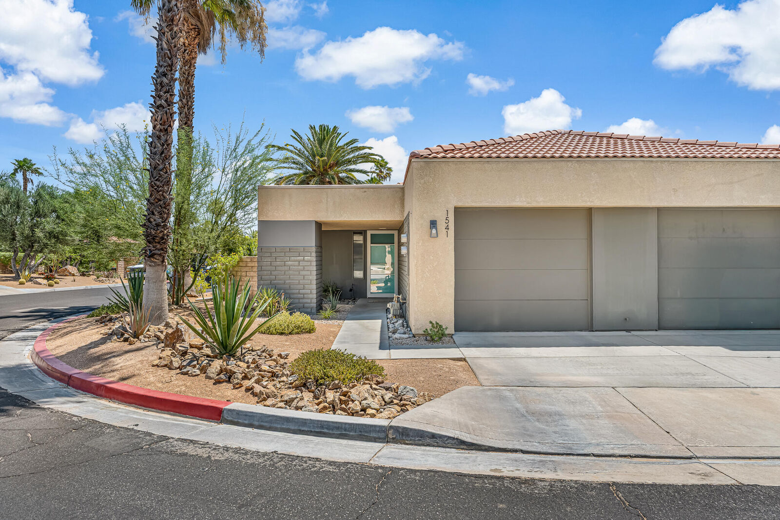 Property Photo: 1541 Sunflower Court N CA 92262