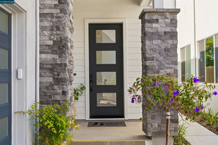 Property Photo:  207 Bisque Ct  CA 94583 