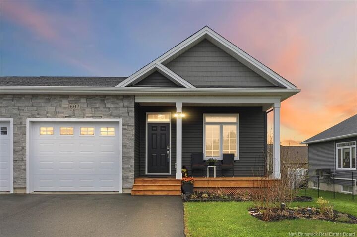 607 Royal Oaks Boulevard — photo 1