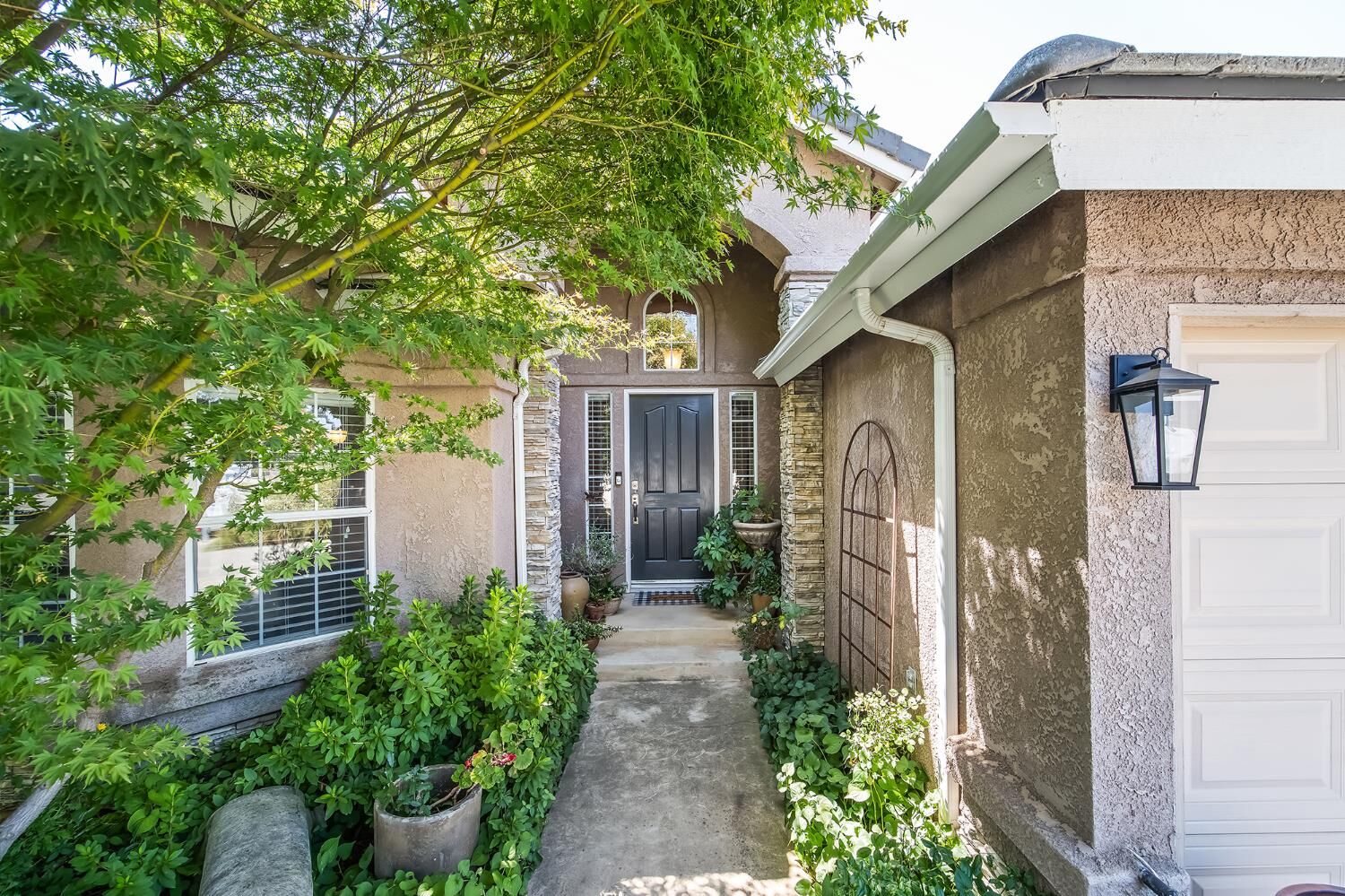 Property Photo:  2955 E Pryor Drive  CA 93720 