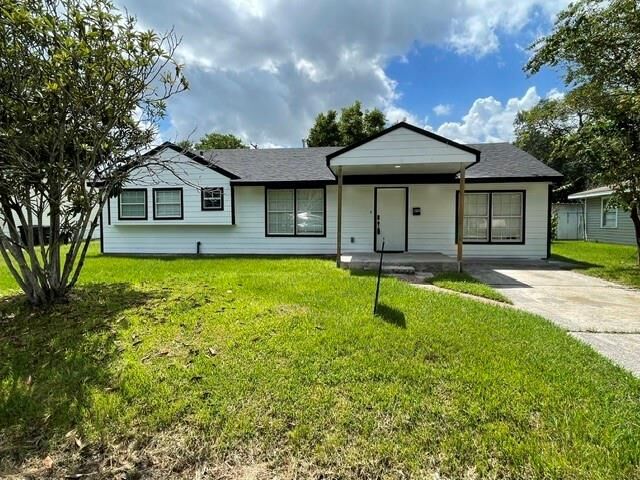 Property Photo: 109 Del Monte Lane TX 77562