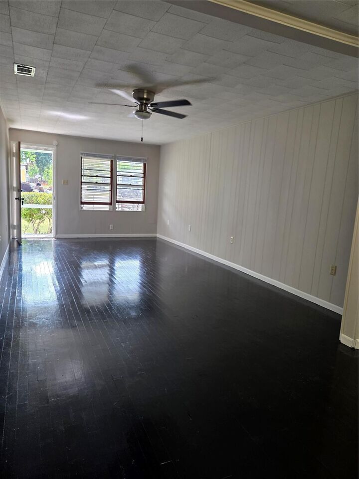 Property Photo:  122 S Willow Street  TX 77591 