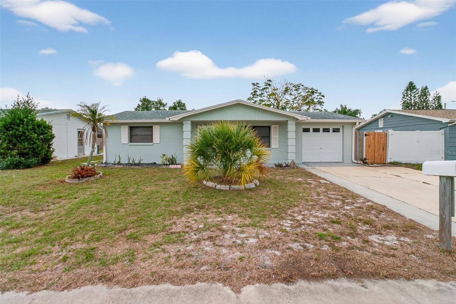 Property Photo: 3214 Huntington Road FL 34691