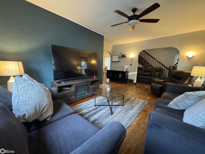 Property Photo:  1002 Locust Street  IA 50022 