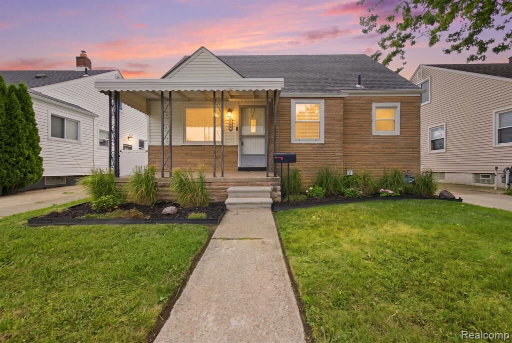 Property Photo:  17763 Valade Street  MI 48193 4722 