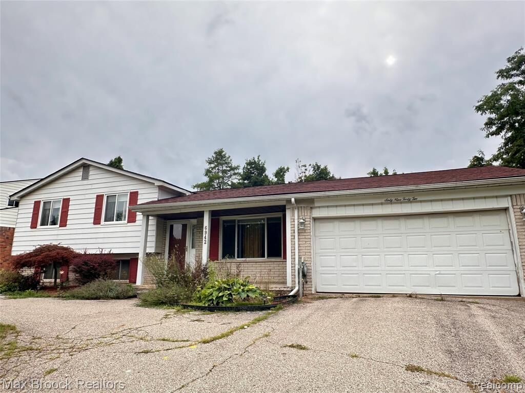 Property Photo:  6942 Leslee Crest Drive  MI 48322 3724 