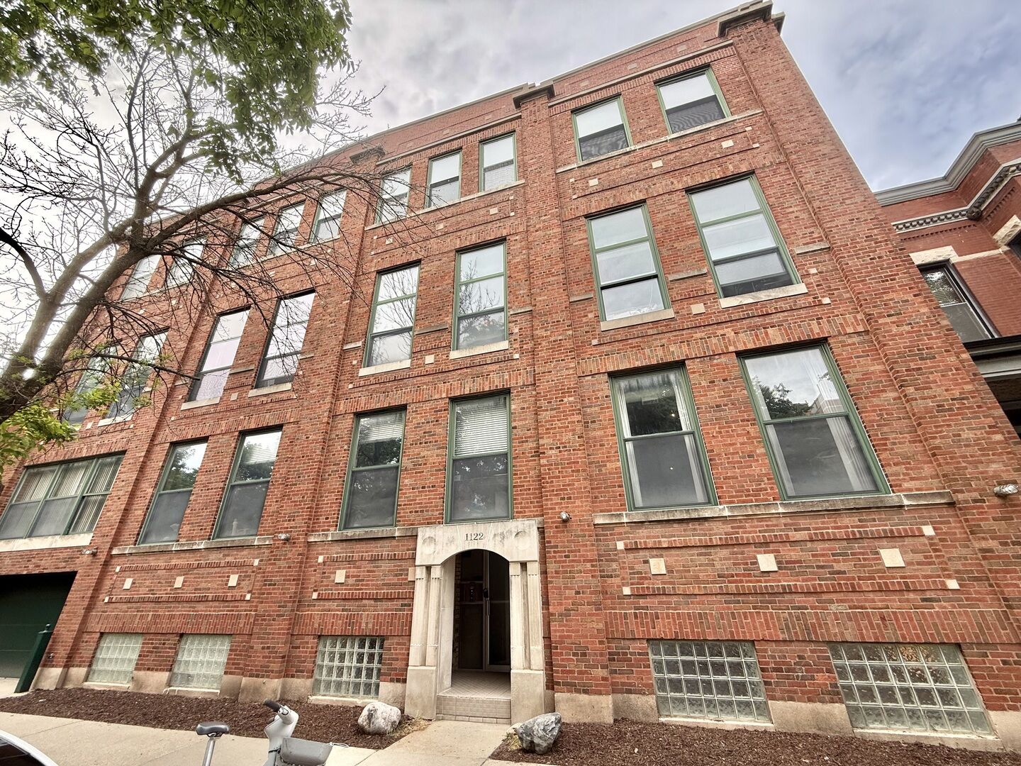 Property Photo:  1122 W Newport Avenue 1A  IL 60657 