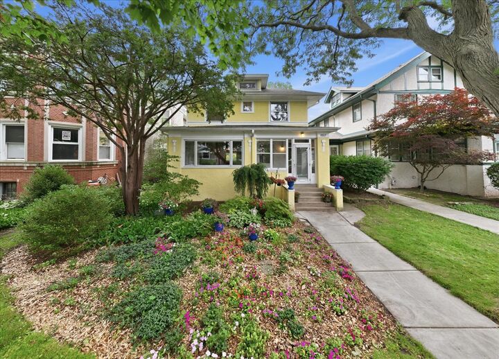 Property Photo: 1527 W Juneway Terrace IL 60626