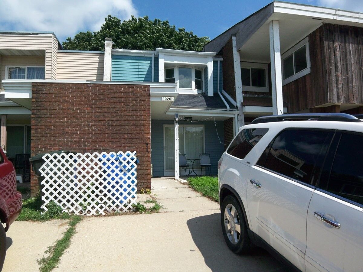 Property Photo:  2020 Berkshire Circle H  IL 60110 