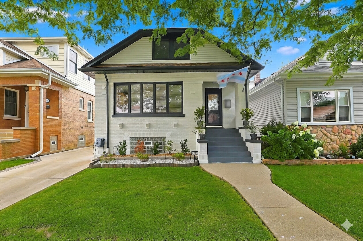 Property Photo:  7028 N Oriole Avenue  IL 60631 
