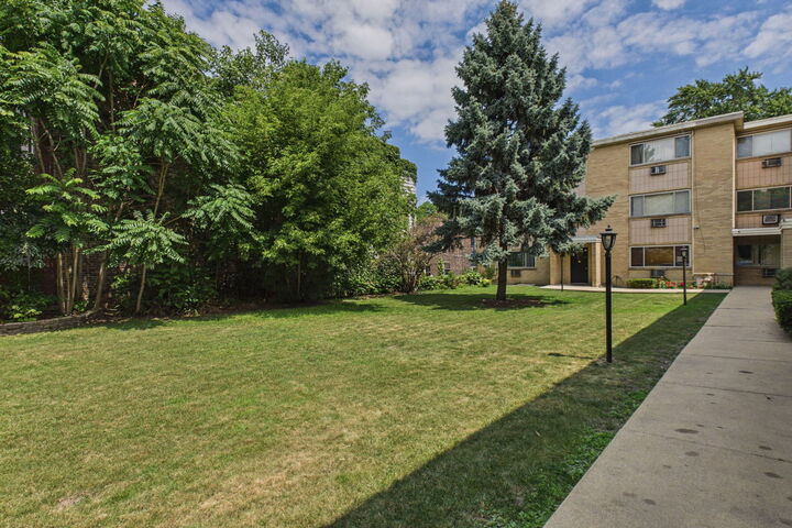 Property Photo:  7019 N Ridge Boulevard 3B  IL 60645 