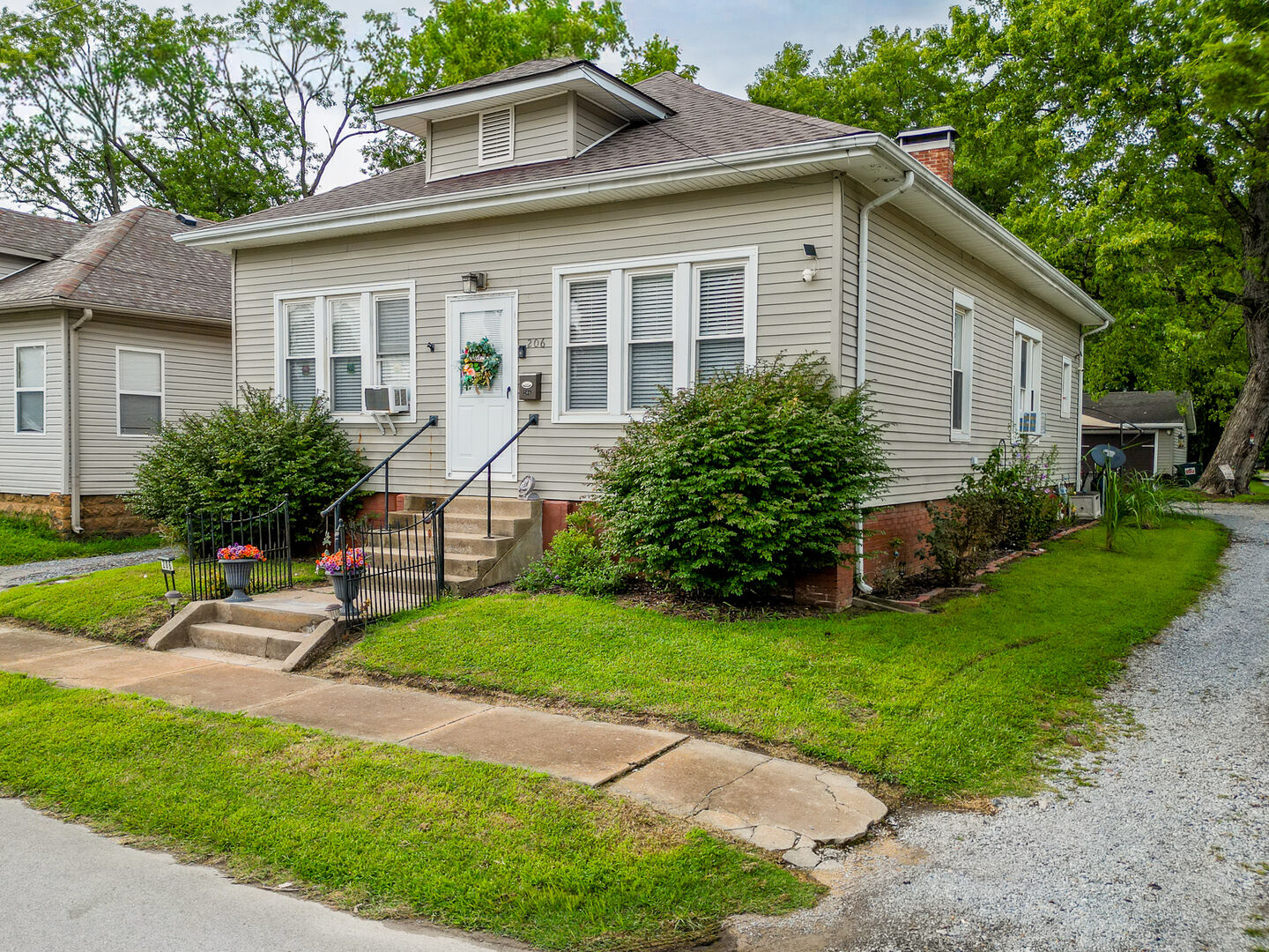 Property Photo:  206 W White Street  IL 62959 