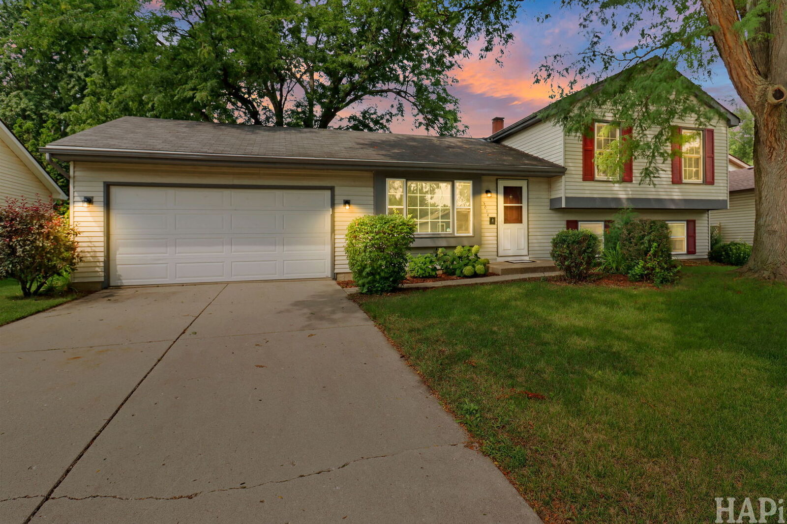 Property Photo:  5014 W Greenbrier Drive  IL 60050 
