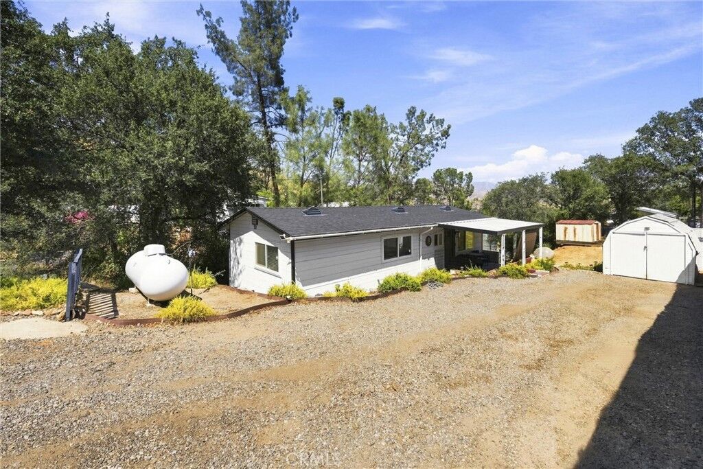 Property Photo: 32 Pinebrook CA 93285