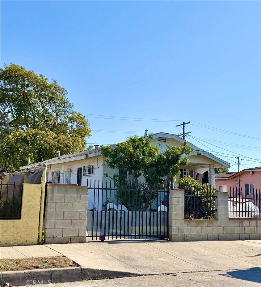 Property Photo: 1644 W 67th CA 90047