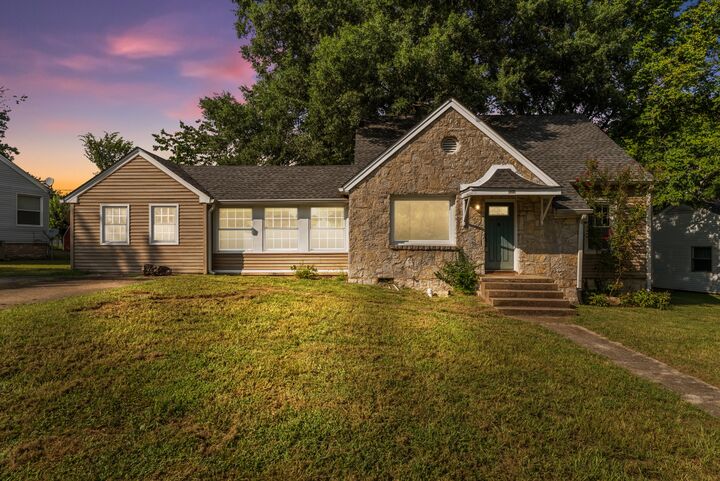 Property Photo:  421 8th Ave S  TN 37091 