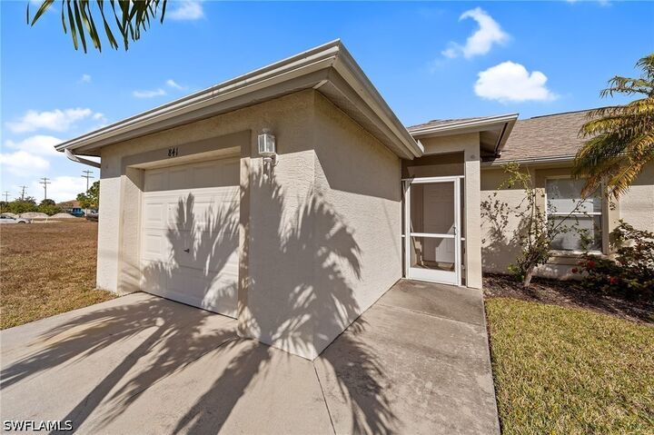 Property Photo: 845 SE 8th Terrace FL 33990