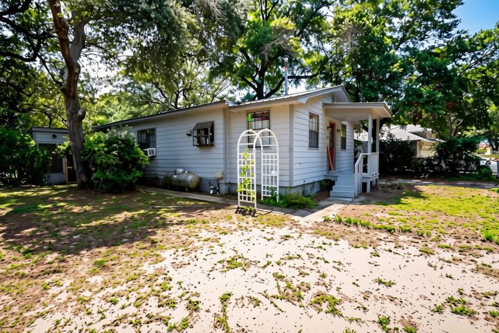 Property Photo: 3052 Safronia Shores Road FL 32566