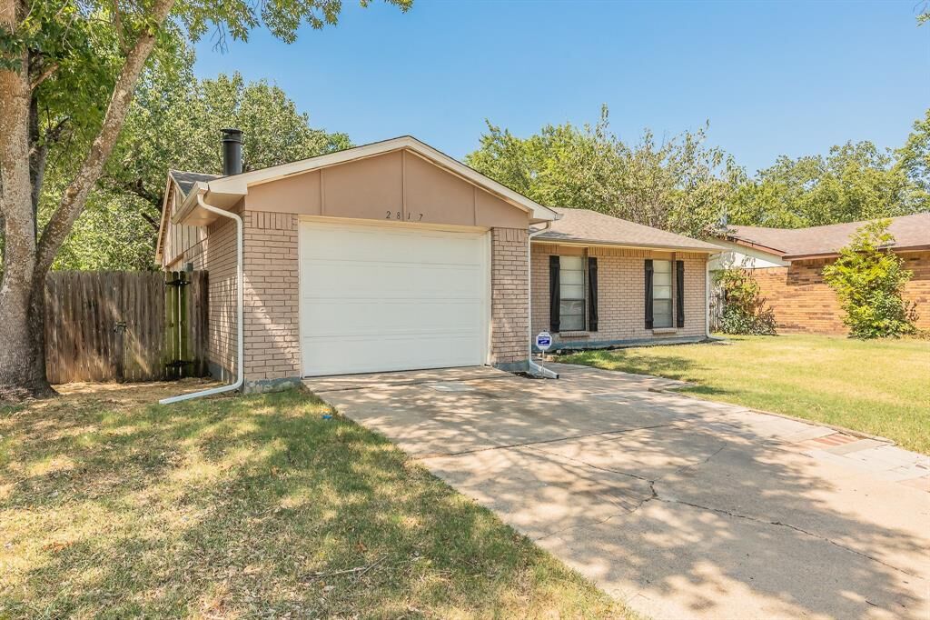 Property Photo: 2817 Eddie Place TX 76140