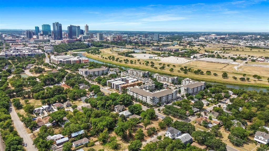 Property Photo: 957 Woods Avenue TX 76102