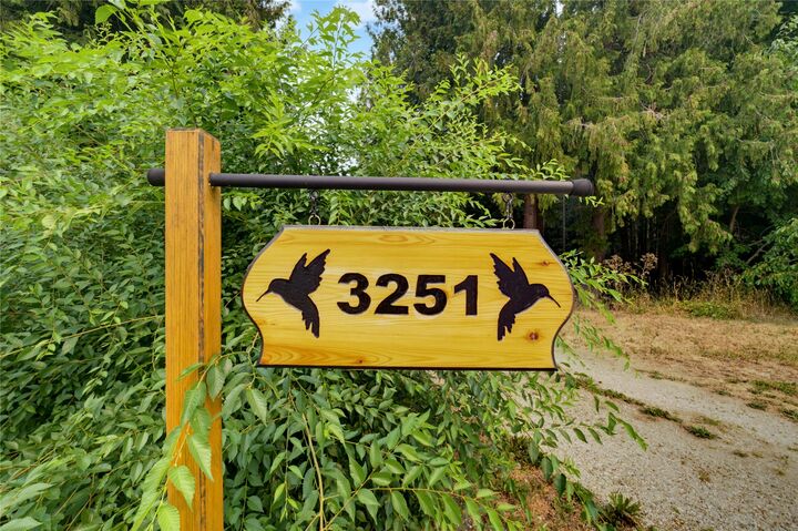 Property Photo: 3251 5 Avenue SE BC V1E 2B8