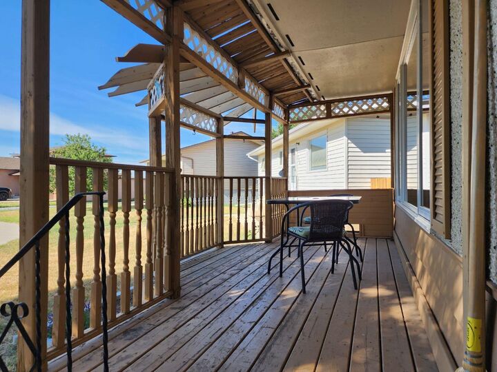Property Photo: 748 54 Avenue W AB T0L 0T0