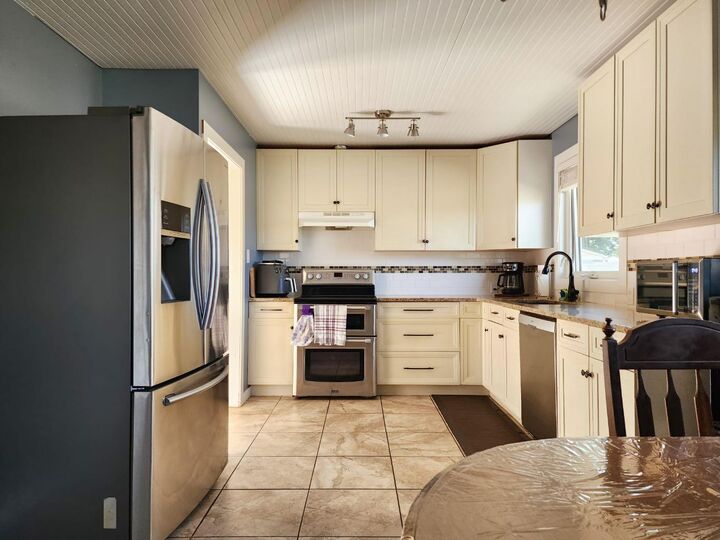 Property Photo: 748 54 Avenue W AB T0L 0T0