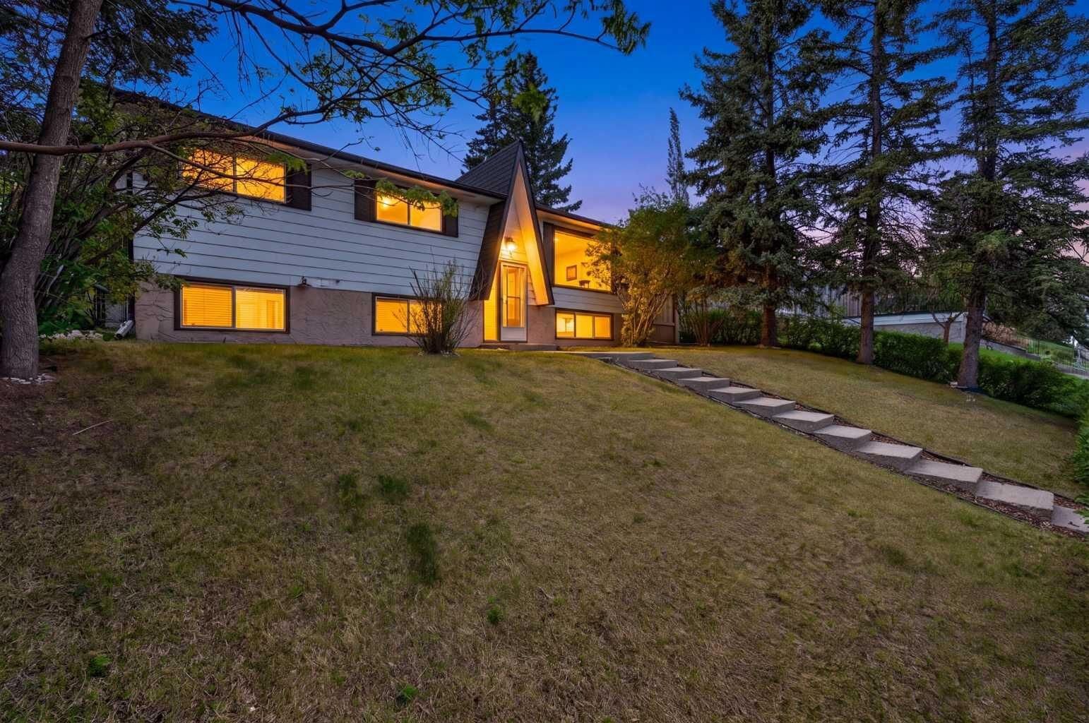 Property Photo:  7539 Hunterview Drive NW  AB T2K 4P7 