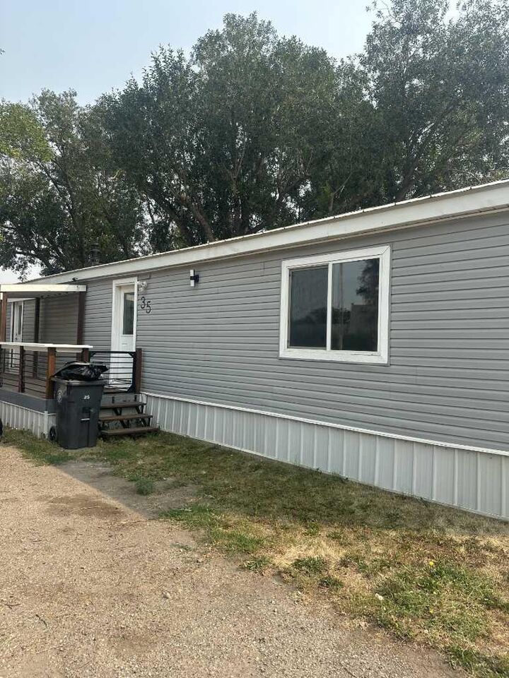 Property Photo:  5301 2nd Street Unit 35  AB T0L 0V0 