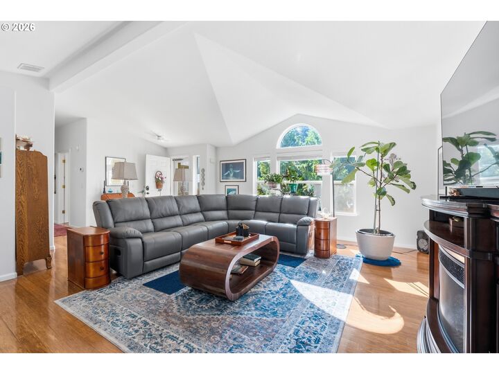 Property Photo: 607 Glenbrook Cir OR 97439