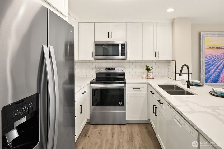 Property Photo:  206  Mountain Park Boulevard SW D203  WA 98027 