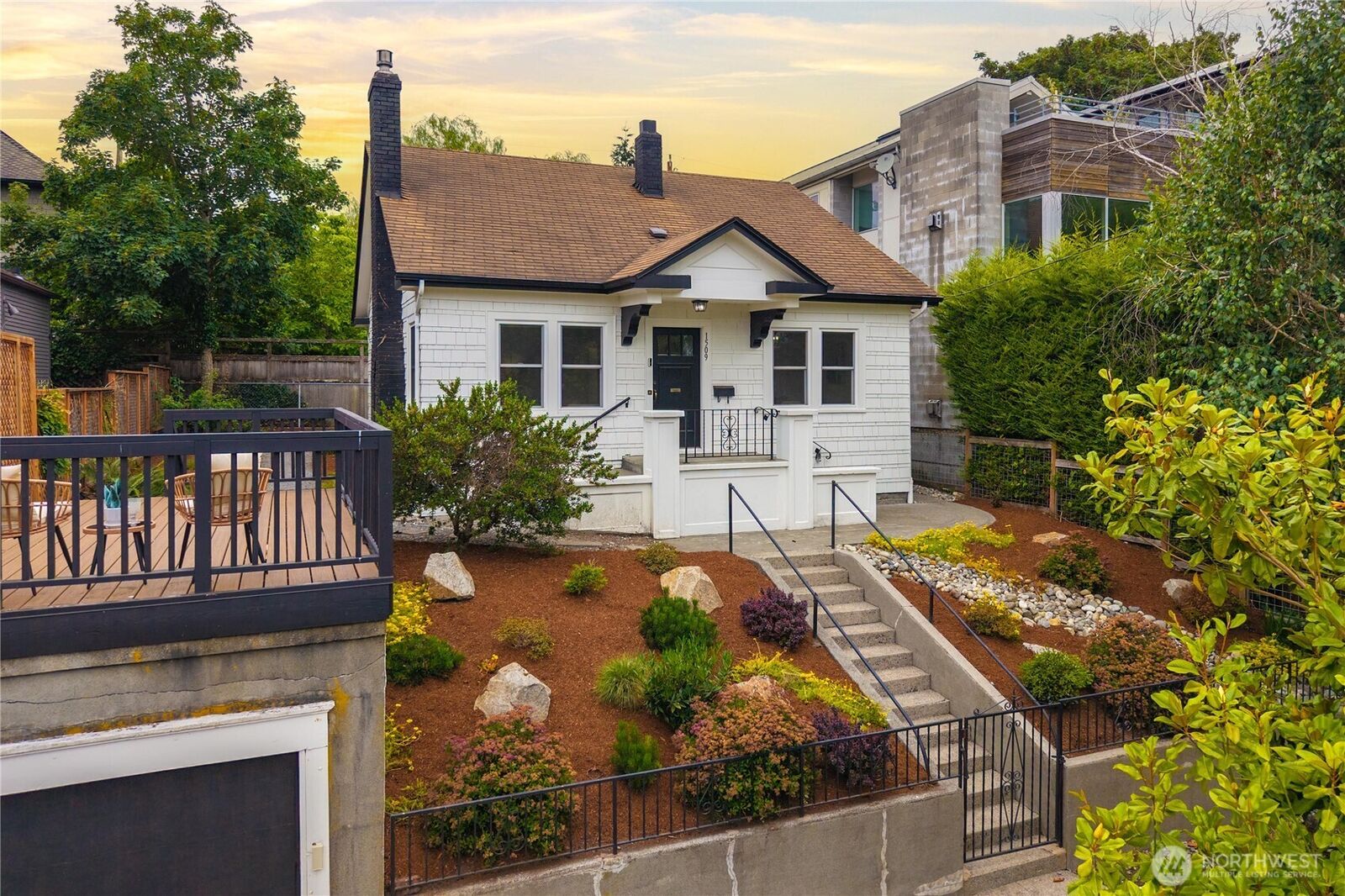 Property Photo: 1509 4th Avenue W WA 98119