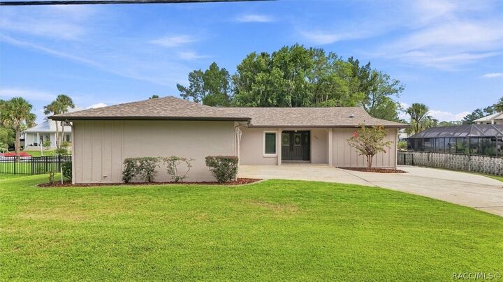 Property Photo:  220 SE Kings Bay Drive  FL 34429 