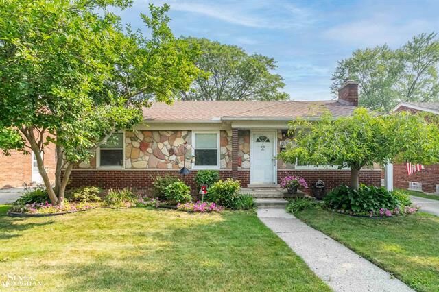 Property Photo:  21305 Prestwick Avenue  MI 48225 
