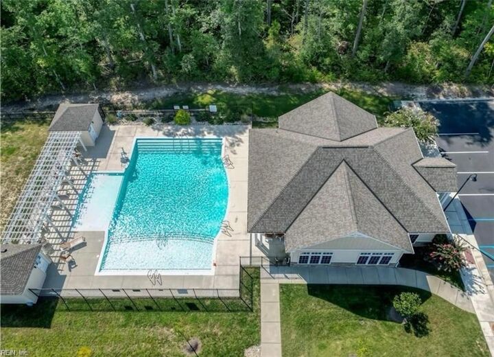Property Photo:  128 Capeside Ct 14B  VA 23188 