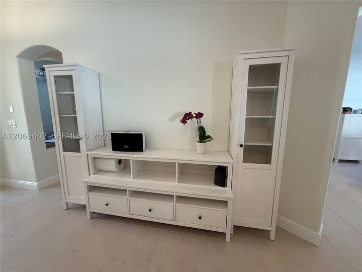 Property Photo: 2823 Poinciana Cir FL 33026