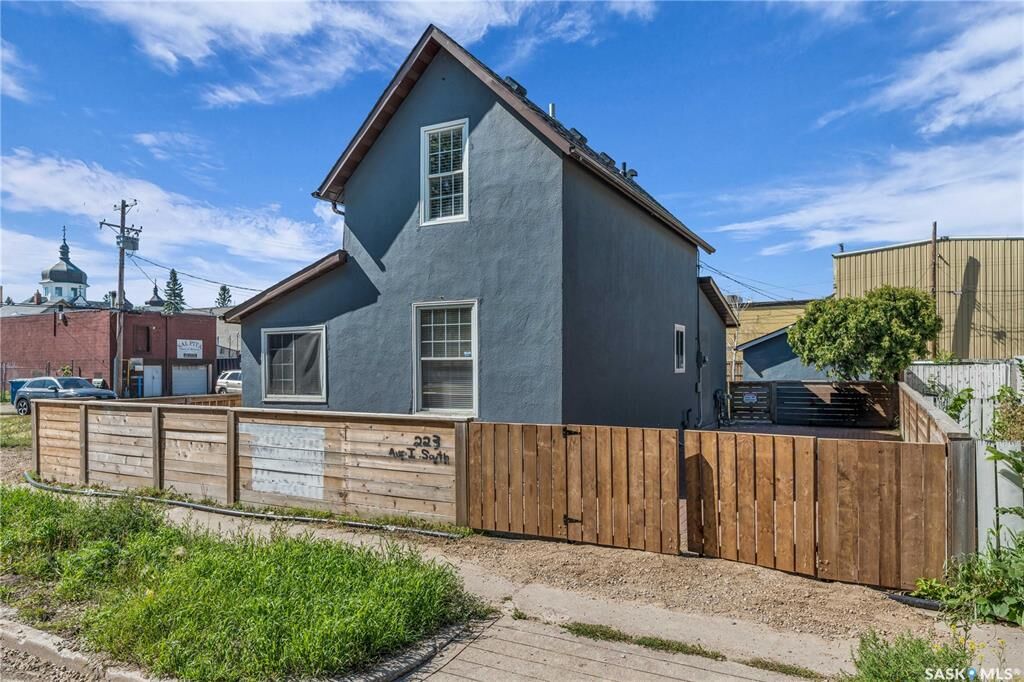 Property Photo:  223 I Avenue S  SK S7M 1X8 