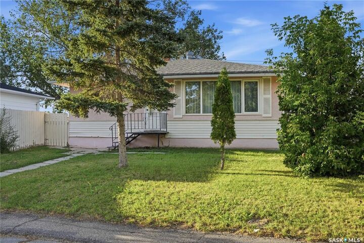 Property Photo:  4904 McKinley Avenue  SK S4T 0A1 
