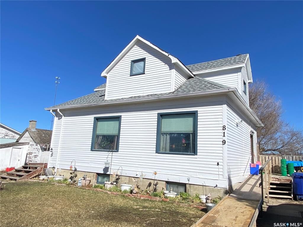 Property Photo: 819 3rd Avenue N SK S0L 0A8