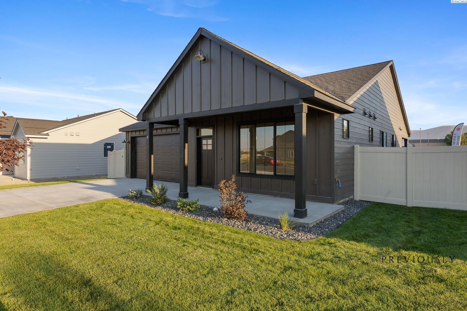 Property Photo:  411 Sapphire Ave  WA 98930 
