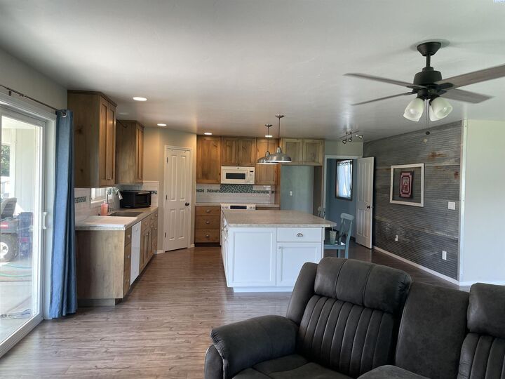 Property Photo: 208 E Canyon Dr WA 99337