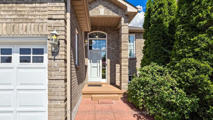 Property Photo: 102 Huntington Crescent ON L1E 3C5