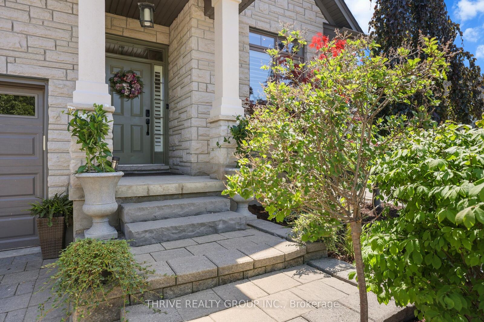 Property Photo: 696 Commissioners Road 5 ON N6K 1B9