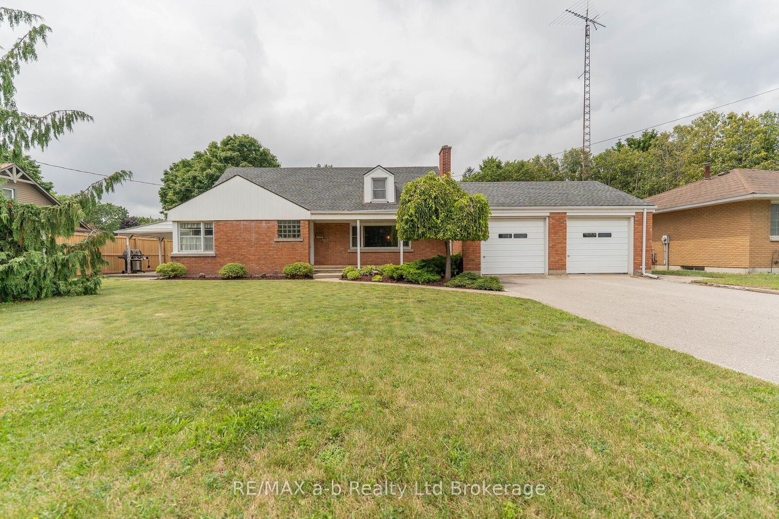 Property Photo:  81 Vienna Road  ON N4G 3C9 